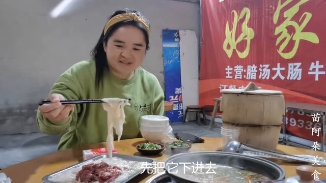 苗大姐请吃当地名臭“暗汤肥肠”，闻着臭吃着香，米饭呼啦哗啦吃贼香！【苗阿朵美食】 смотреть онлайн
