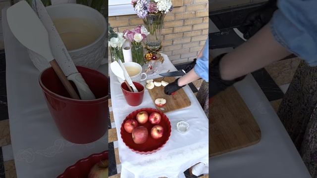 Вкусный пирог с красными яблоками и найивкуснейшим пломбиром😍🤤ставьте лайки♥️и подписывайтесь ! смотреть онлайн