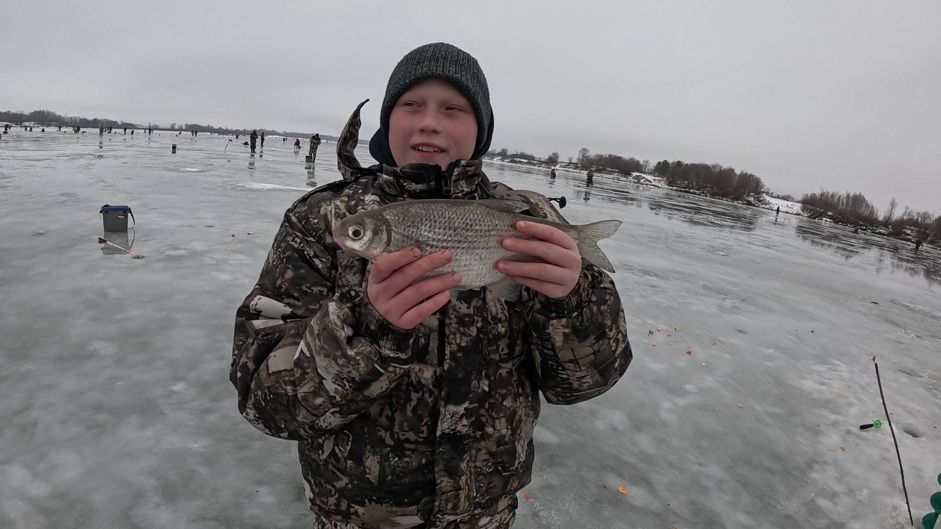 МИША ДАЛ ЖАРУ! гололёд съехал в кювет Рыбалка на Оке ВЕЗДЕ ЛУЖИ И ДОЖДЬ смотреть онлайн