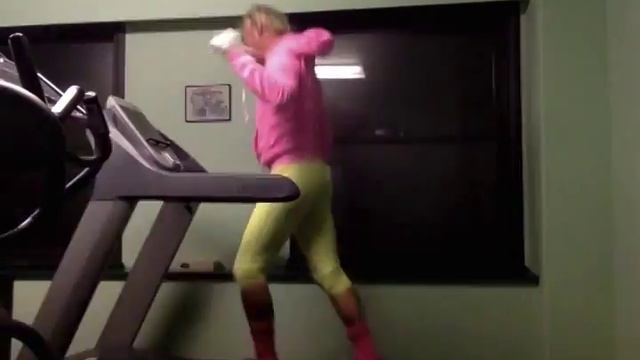 STONE FLESHMAN Treadmill Dancing to Demi Lovato's NEON LIGHTS смотреть онлайн