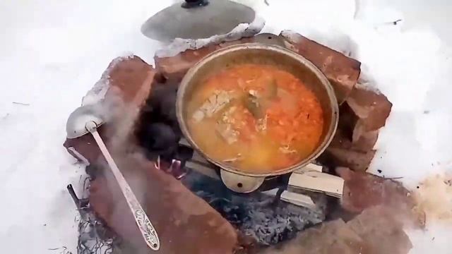 Зимняя шурпа на природе#на костре.... смотреть онлайн