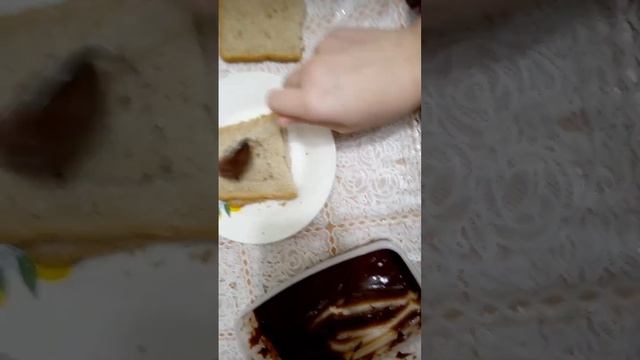 Жаренный бутерброд с шоколадной пастой. смотреть онлайн