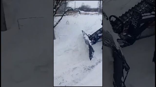 Без мотоблока с гусеницами Крутец никуда! Легкий способ чистки снега #гусеницыкрутец #гусеницы смотреть онлайн