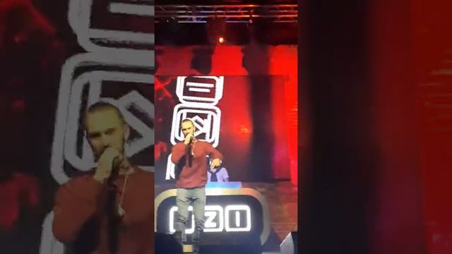 Парень читает рэп. КЛУБ "IZI" смотреть онлайн