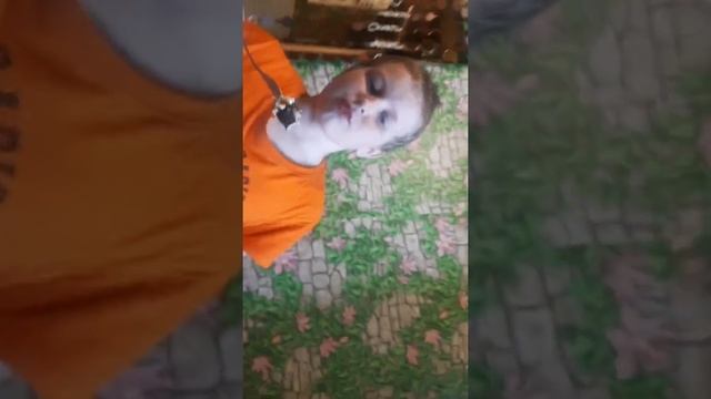 Мой брат первый раз пробует роллы!!! 🍣🍚 смотреть онлайн