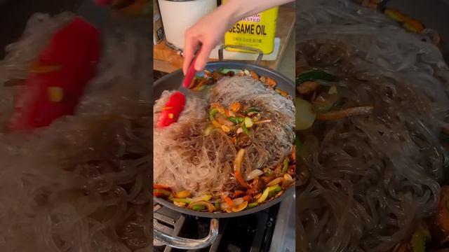 Japchae meal prepping for mom and husband ❤️ #shortvideo #koreanfood #japchae #shorts #kfood смотреть онлайн