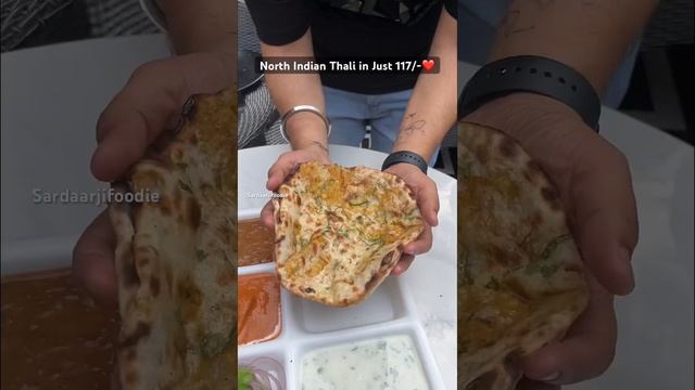 North Indian thali in just 117/-❤️ #dalmakhani #shahipaneer #raita #naan #shortsfeed #foodshorts смотреть онлайн