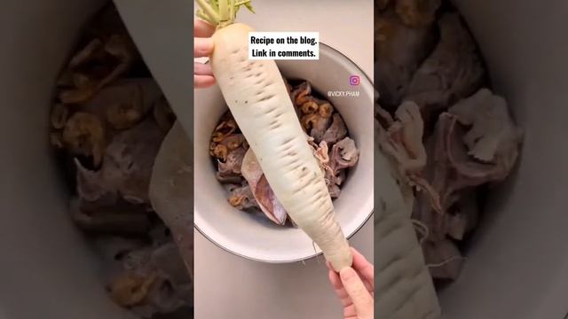 Cold rainy days call for hot and steamy noods: Vietnamese pork and seafood noodle soup (Hu Tieu Mi) смотреть онлайн