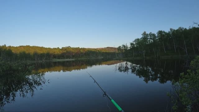 Остановились возле живописного озера! 5 метров у дороги красная рыба!!! смотреть онлайн