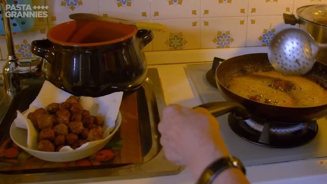Pasta Grannies share Maria Grazia's Neapolitan lasagna смотреть онлайн