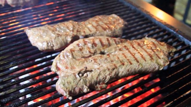 Как жарят стейки из американского мяса в Bar&Grill Rust смотреть онлайн