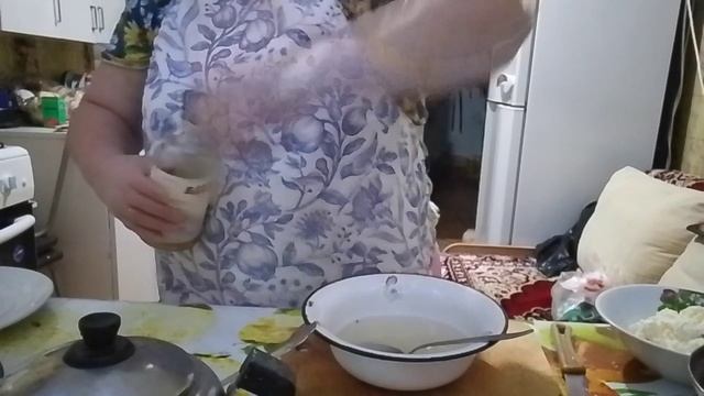 Пеку домашние бисквитные тортики. Клубничный калейдоскоп и персиково-ореховый рай. смотреть онлайн