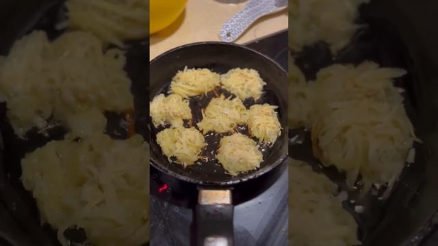 Готуємо деруни картопляники драники на сковорідці обсмажуємо на соняшниковій олії смотреть онлайн