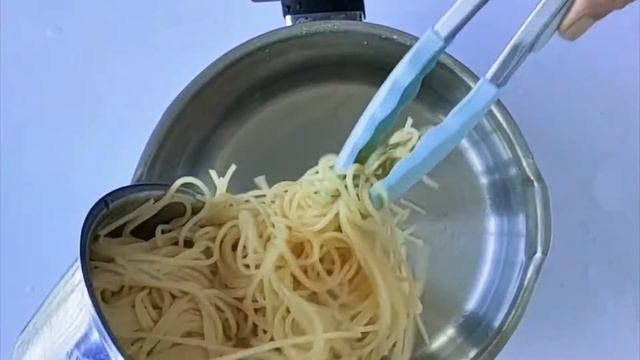 Easy Red Pesto Pasta with Chilli Pesto (Recipe Video) смотреть онлайн