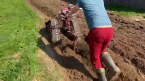 Вспашка земельного участка мотоблоком на гусеницах Крутец