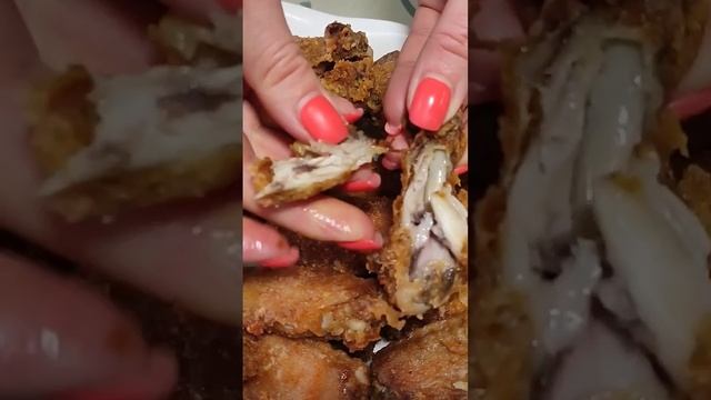 ХРУСТЯЩИЕ КУРИНЫЕ КРЫЛЬЯ НА СКОВОРОДЕ В ПАНИРОВКЕ, ПАЛЬЧИКИ ОБЛИЖЕШЬ смотреть онлайн
