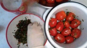 КВАШЕНЫЕ ПОМИДОРЫ С ЧЕСНОКОМ И ЗЕЛЕНЬЮ  Очень вкусно!