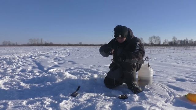 И зачем я расставил эти бутылки!? Я в ШОКЕ от этой рыбалки! Монстр на бутылку 2024. смотреть онлайн