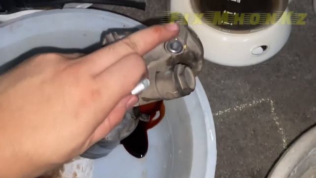 Replacing Oil Filter Bracket Gasket смотреть онлайн