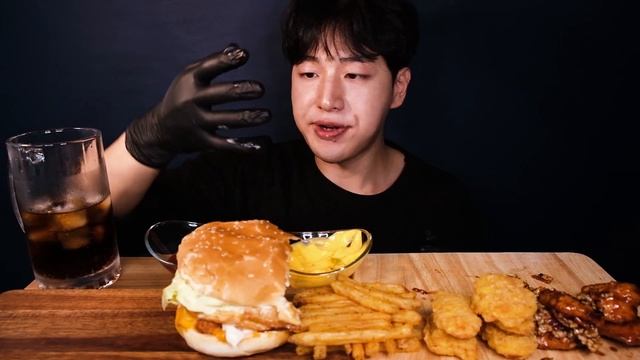 맘스터치 햄버거 먹방! 불싸이버거 언빌리버블버거 찜햇닭강정 / CHICKEN BURGER & NUGGETS & FRIES & SWEET CHICKEN MUKBANG смотреть онлайн
