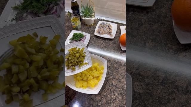 Салат с селёдкой 🐟🐟🐟( рецепт в описании) смотреть онлайн