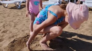 Арина и Настя играют в песочек на пляже#пляж#лето#солнце#дети