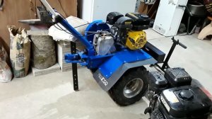 Удобный домкрат для мотоблока в работе.