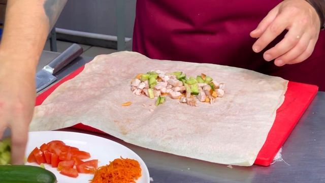 Я взял кусочек копченой курицы и получилась такая вкусная шаурма! Рецепт быстрой шаурмы смотреть онлайн