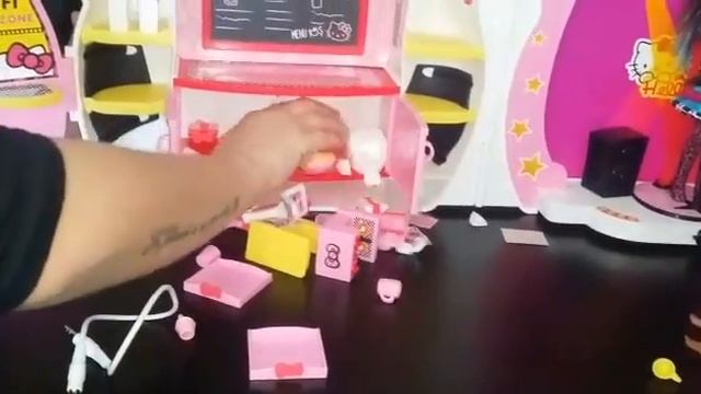 Jugando con mami gordi a hello Kitty karaoke смотреть онлайн