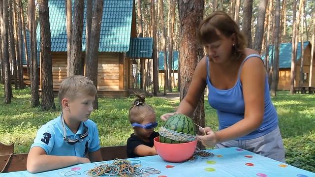 АРБУЗ Челлендж взрываем ЖЕЛТЫЙ АРБУЗ резинками | Exploding Yellow Watermelon Challenge смотреть онлайн
