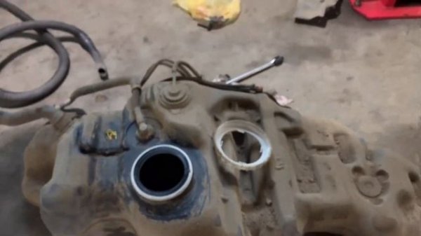 Топливный бак Lexus LX570