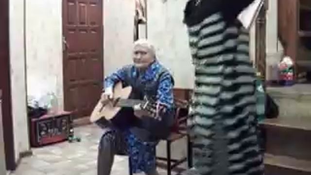 Бабушка играет,а внучка танцует. смотреть онлайн