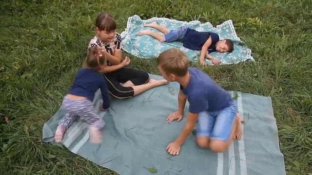 ЙОГА ЧЕЛЛЕНДЖ | Мальчишки против девчонок в веселом Йога Челлендж смотреть онлайн