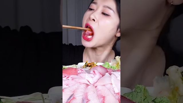 Thick Yellow Tail Sashimi Raw Oysters & Spicy Fish Stew With Ramen Noodles Seafood смотреть онлайн