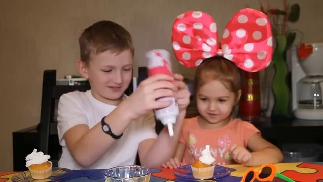 Дети готовят сами. Украшаем кексы. Children are preparing themselves. Decorate cupcakes. смотреть онлайн