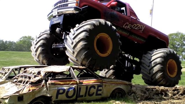 Driving the Grizzly monster truck смотреть онлайн
