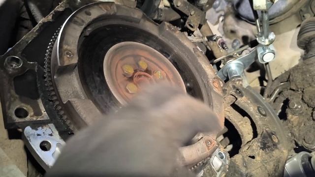 Включаешь скорости а машина не едет стоит. Шевроле Лачетти.