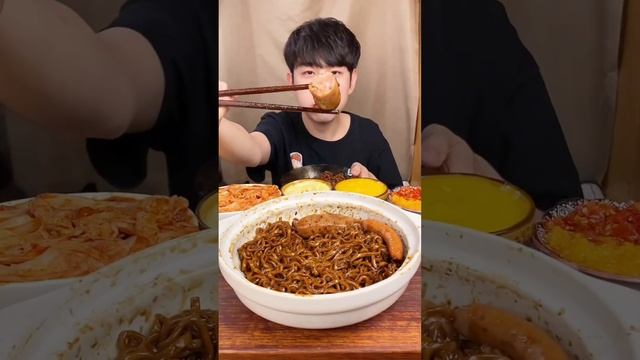 SPICY BLACK BEAN FIRE NOODLES AND BURGER 🍔 #mukbang #chicken #yummy #eating #cooking смотреть онлайн