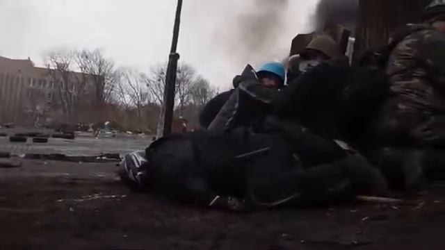 НОВЫЕ КАДРЫ ПЕРЕСТРЕЛКА НА МАЙДАНЕ! смотреть онлайн