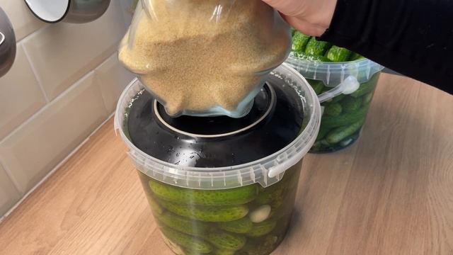 БОЧКОВЫЕ ОГУРЦЫ НА ЗИМУ⭐️ХРУСТЯЩИЕ, БЕЗ УКСУСА⭐️РЕЦЕПТ ОТ МОЕЙ МАМЫ смотреть онлайн