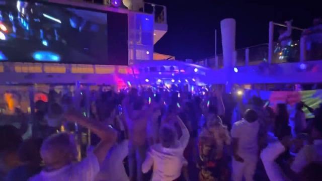 White/Neon Party Norwegian Bliss 1/17/23. Great party… смотреть онлайн
