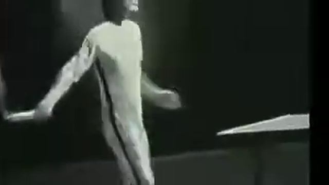 Брюс Ли,как он это делает! Нунчаками играет в теннис и побеждает