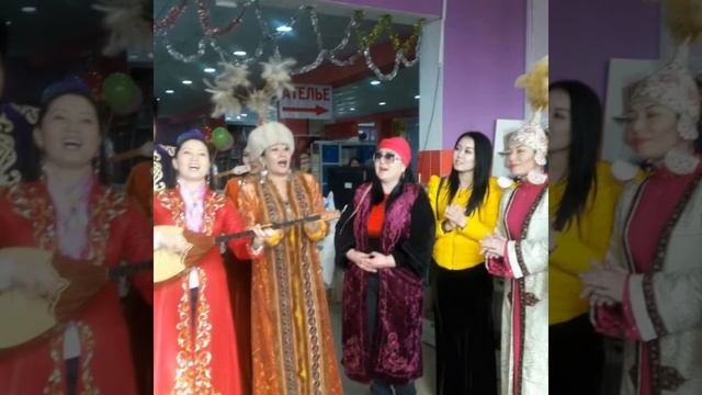 Айналдым Наурыздан. Əні Жандос Омаров. Сөзі Бақытжан Əліқұлов. Орын. КАУСАР ВОКАЛДЫҚ АНСАМБЛІ смотреть онлайн