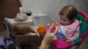 Мэлади кушает за своим столиком ! Домашний ВЛОГ!