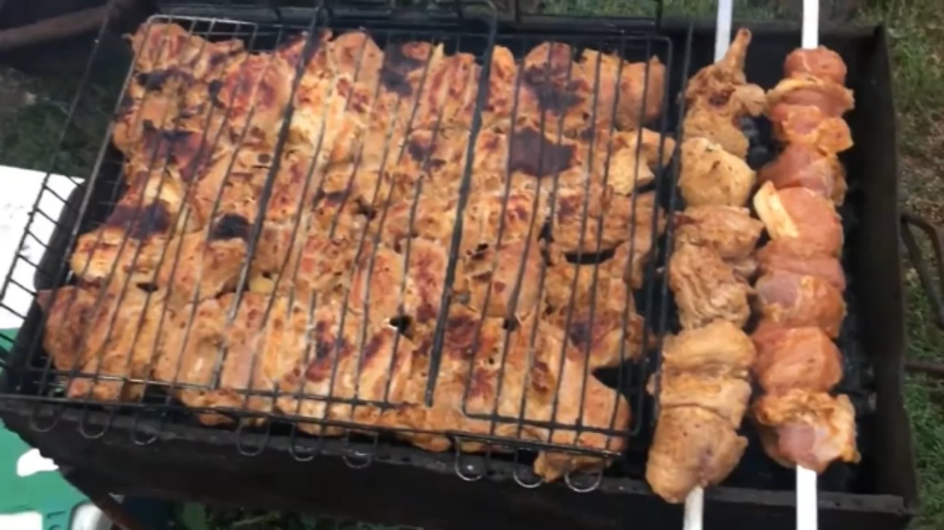 Жарим шашлыки двух видов , свиная шея и куриная грудка/Празднуем Яблочный спас. смотреть онлайн