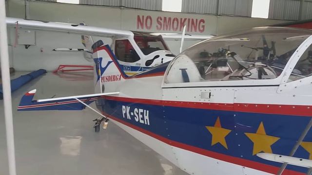 Kerennya Pesawat Aerobatik Pitts S2C Marsdya (Pur) Eris "Mustang" Herryanto di Hangar Pusdirga смотреть онлайн