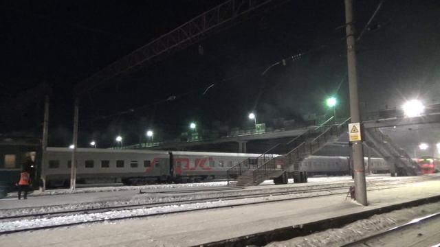ТЭП70БС с пригородным поездом, ст.Ижевск смотреть онлайн