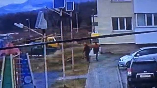 В Томари стащили из сквера тяжёлого зелёного зайца смотреть онлайн