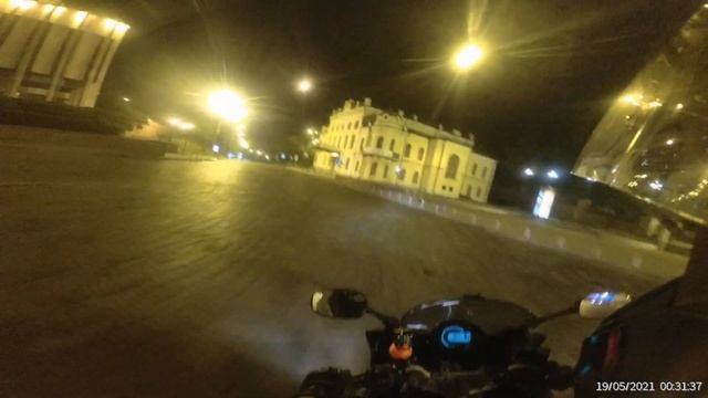 спуск з Європейської площі по бруківці до метро Поштова площа, сама роздовбана дорога в Києві . смотреть онлайн