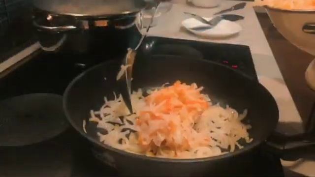 Рулька запеченная в духовке с квашеной капустой. смотреть онлайн